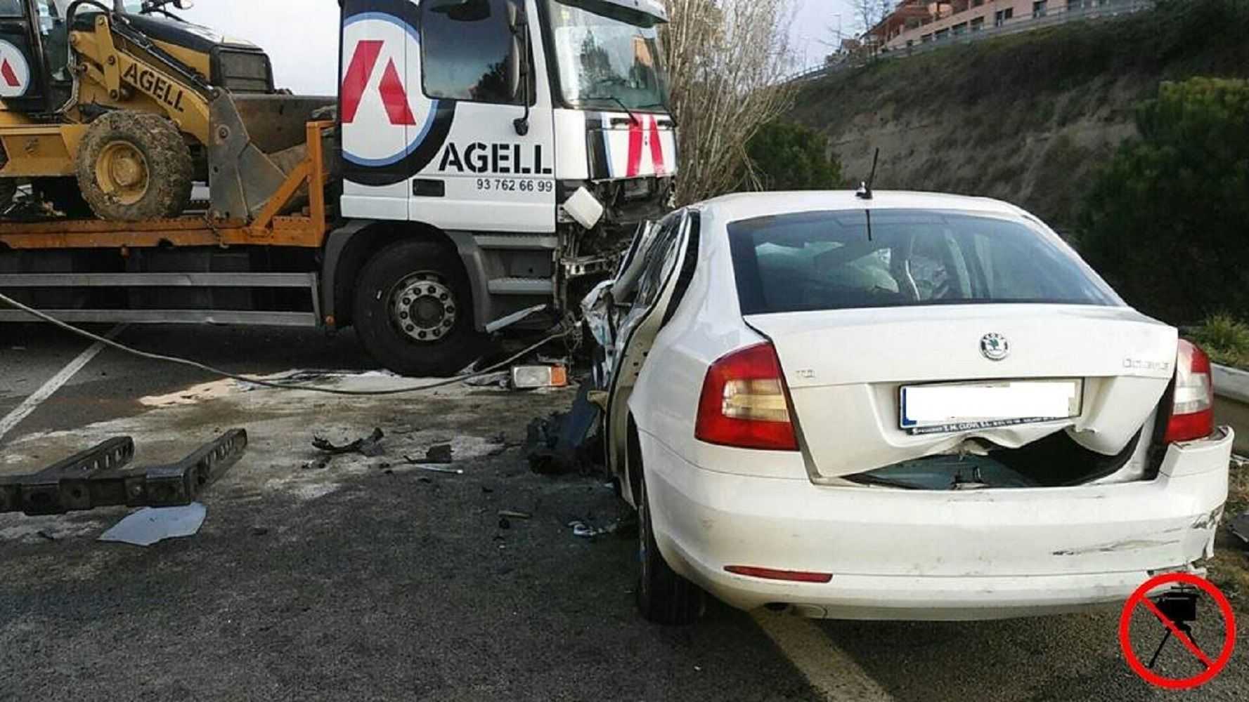 Mueren dos jóvenes de 26 y 19 años en un choque frontal en Hostalric